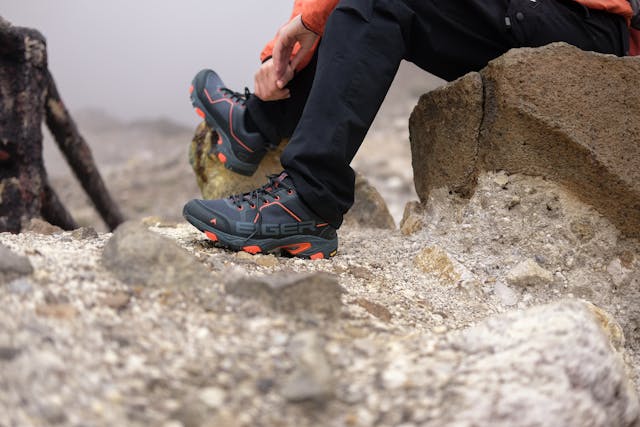 Sepatu gunung