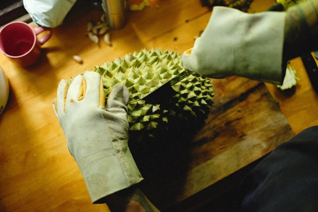 Tips mengupas durian